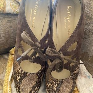 Snakeskin and suede pump